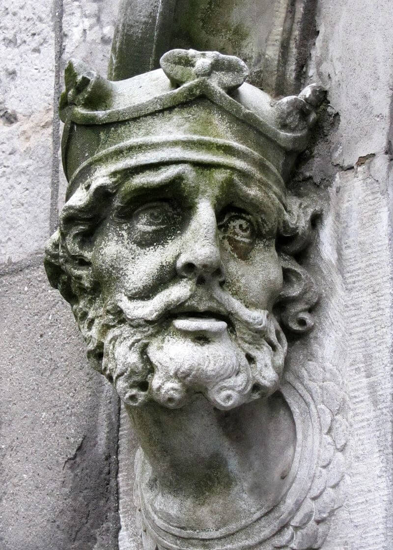 Brain_Boru_sculpture_outside_Chapel_Royal_outside_Dublin_Castle (1)